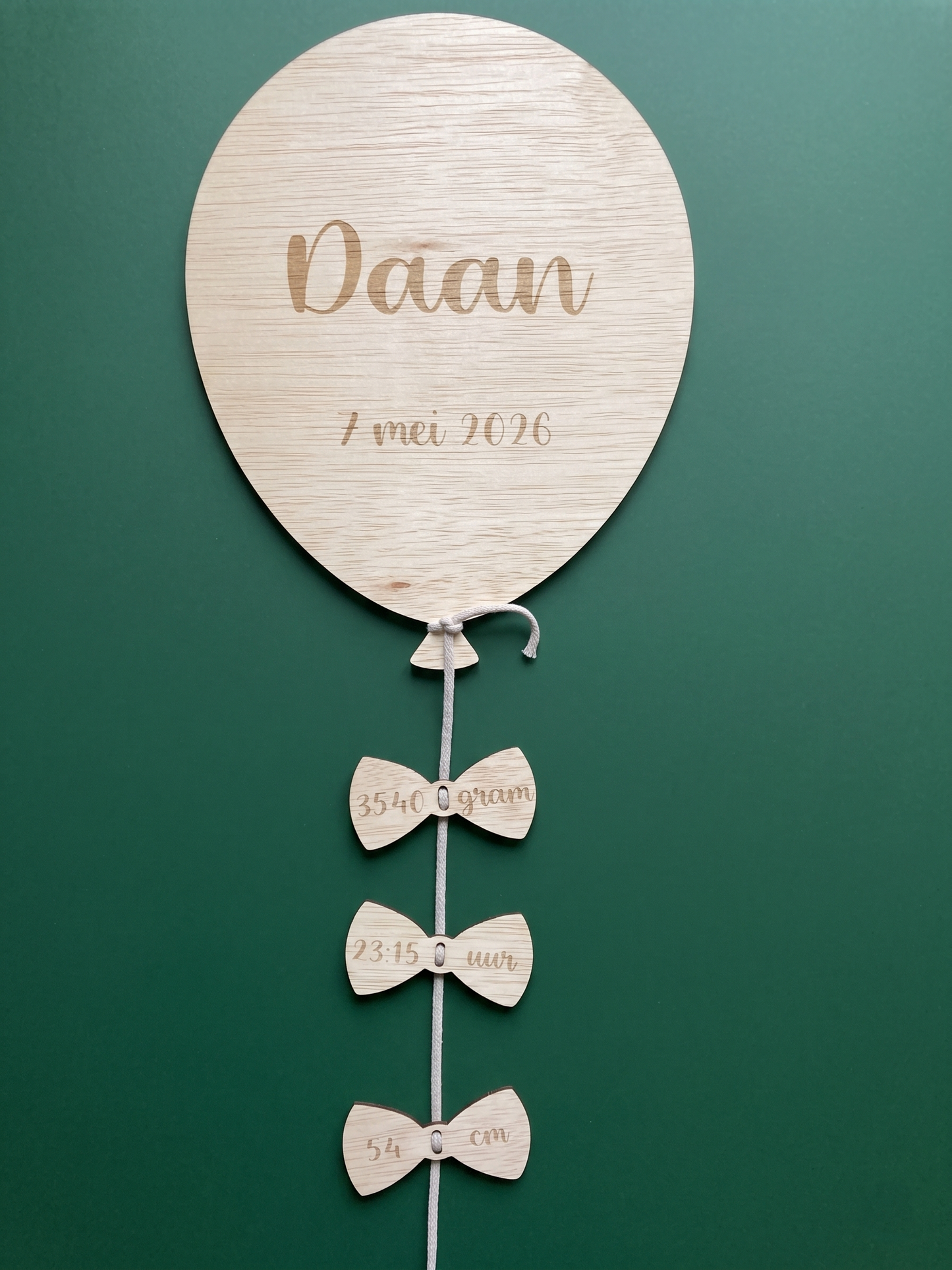 Houten ballon wandlamp strak