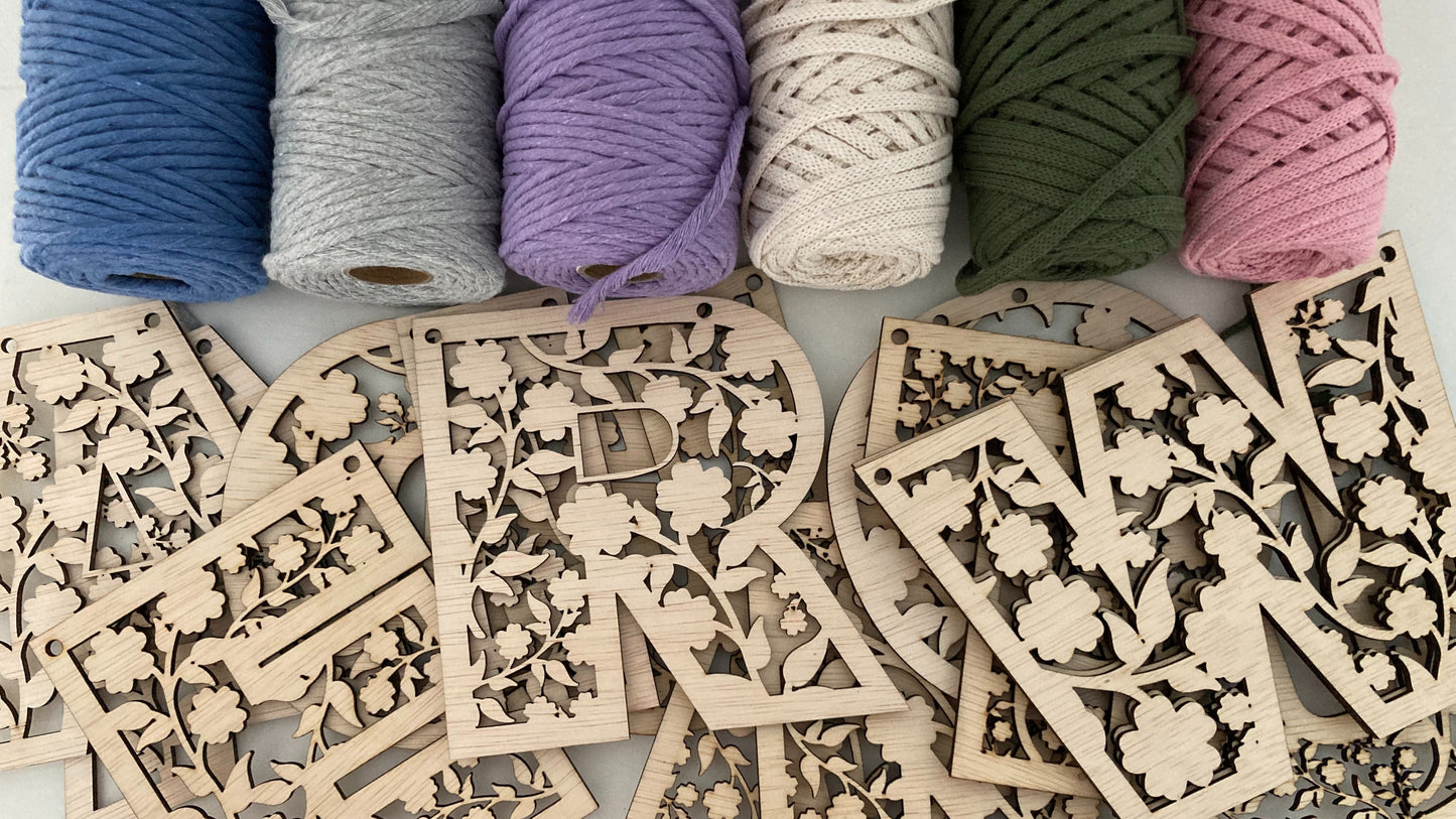Houten bloemen letters