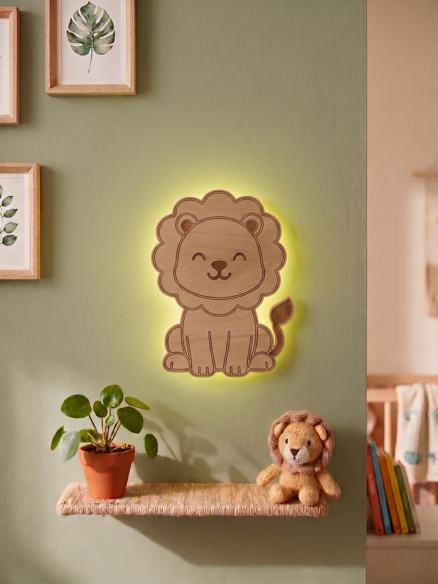Houten leeuw wandlamp