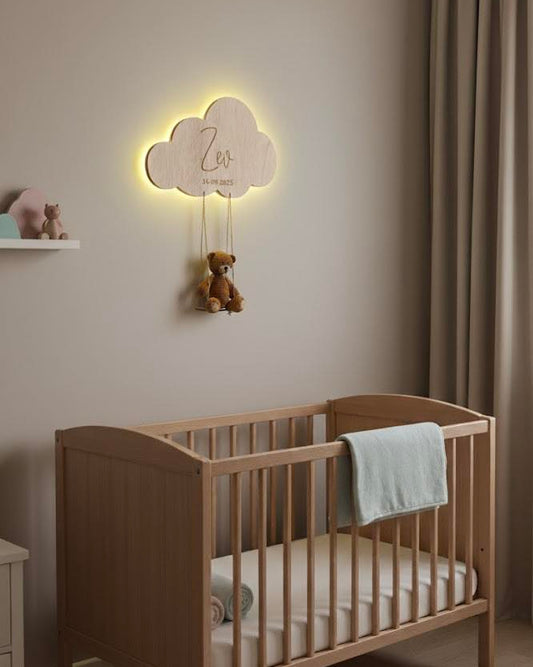 Wolk wandlamp gepersonaliseerd met beertje op schommel